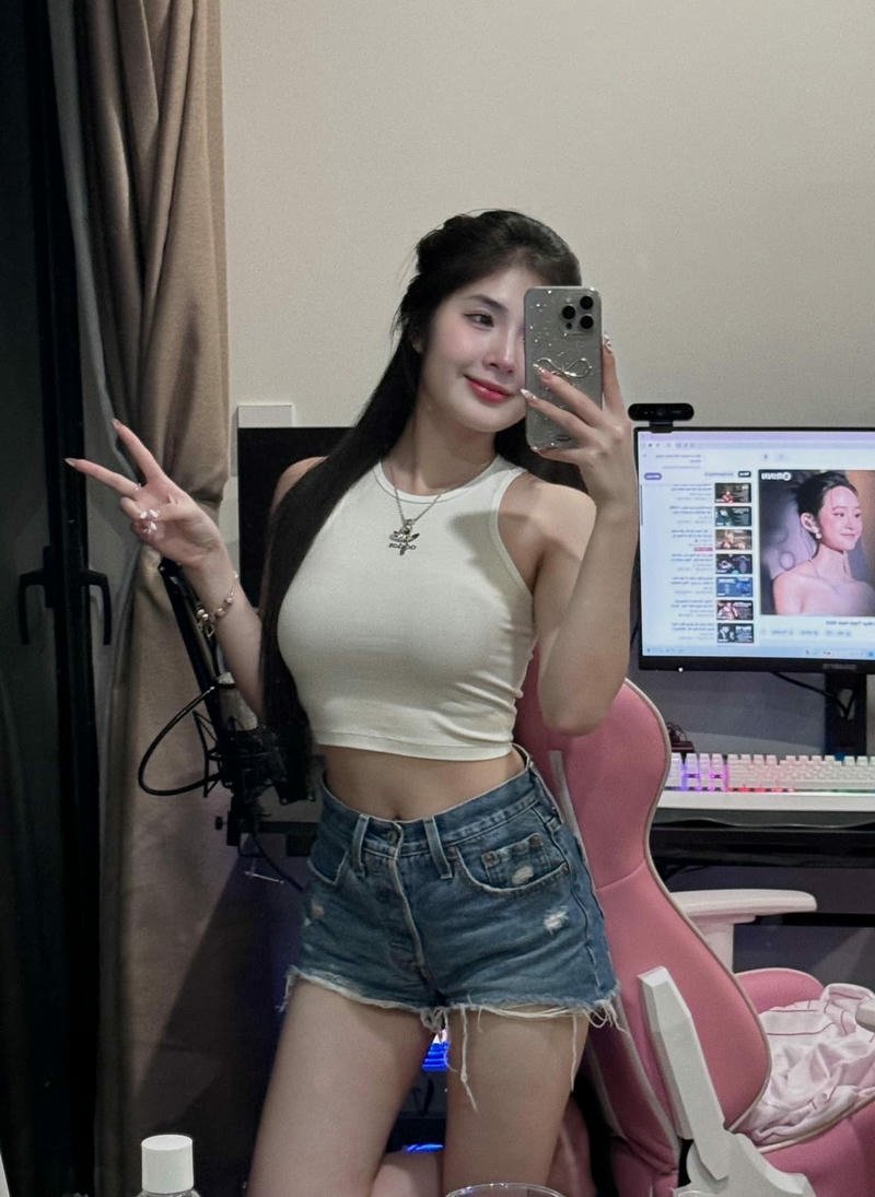 Quỳnh Alee bikini sexy tạo dáng nhẹ nhàng