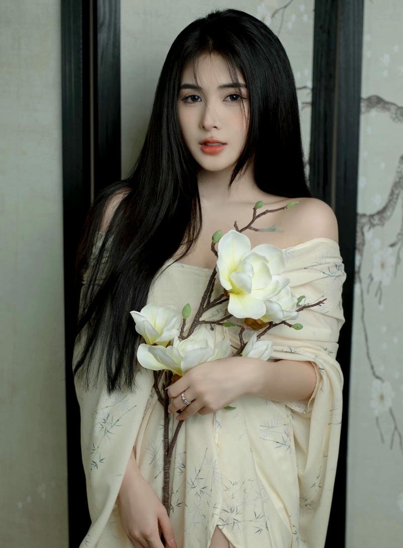 Sexy hình ảnh Quỳnh Alee ánh nhìn tự tin