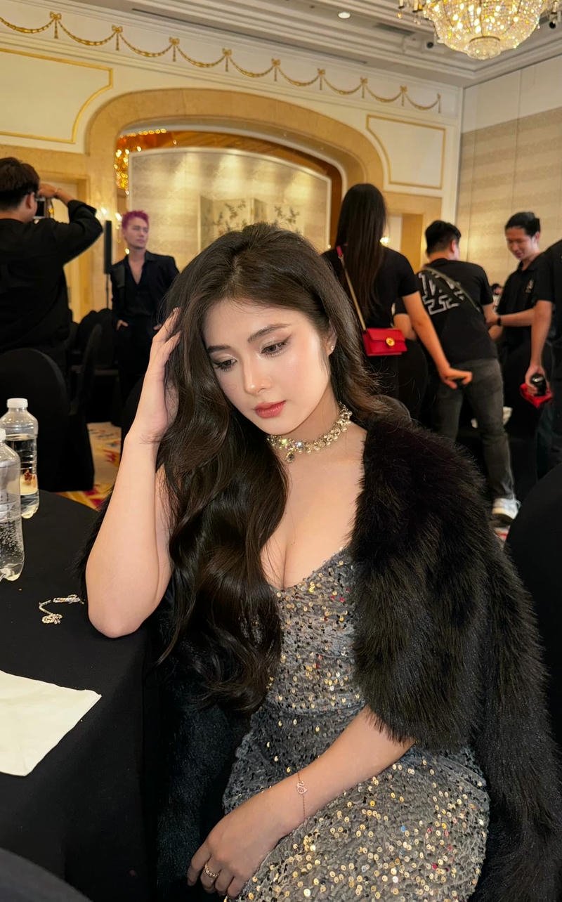 Sexy hình ảnh Quỳnh Alee phong cách biển cuốn hút