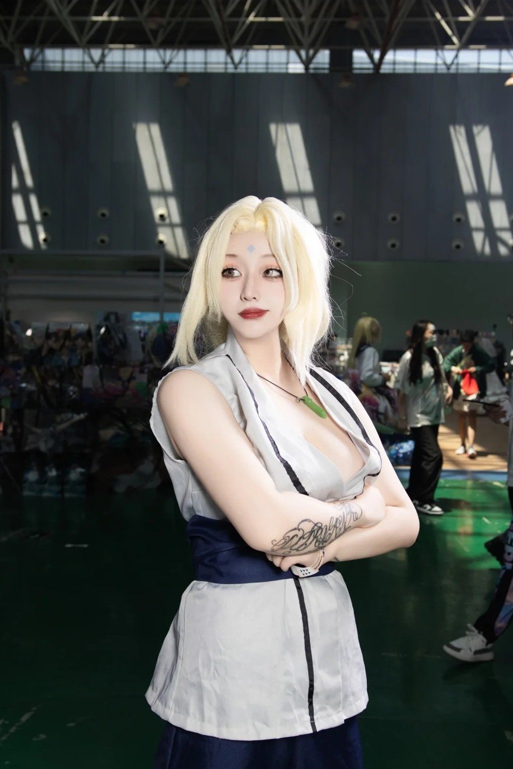 Tsunade cosplay mạnh mẽ