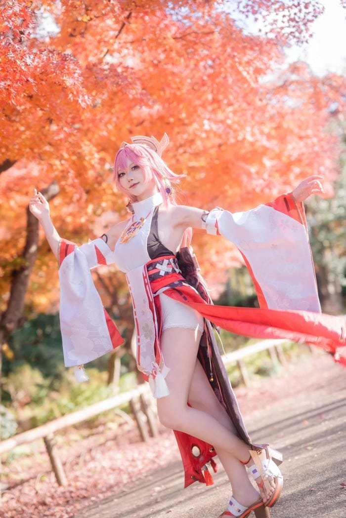 Yae Miko cosplay thần đạo