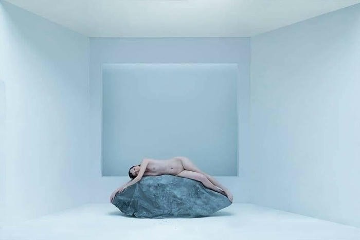 ảnh Hải Tú nằm trên đá