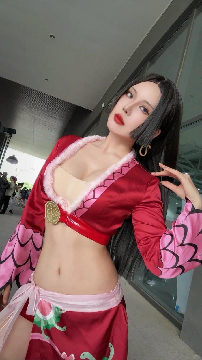 cosplay Hancock dáng chuẩn