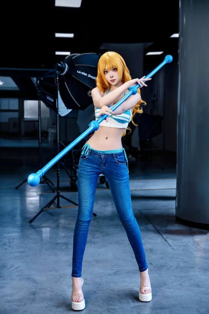 cosplay Nami tóc ngắn