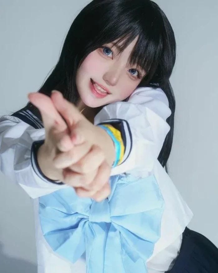 cosplay nữ sinh chân thật