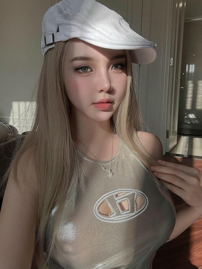 hình ảnh Trần Huyền Châu đời thường xinh đẹp