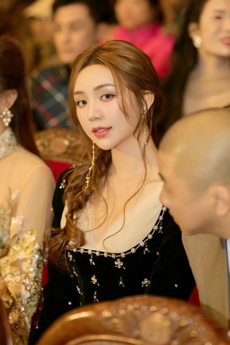 hình quỳnh kool sexy bố cục cân đối rõ nét