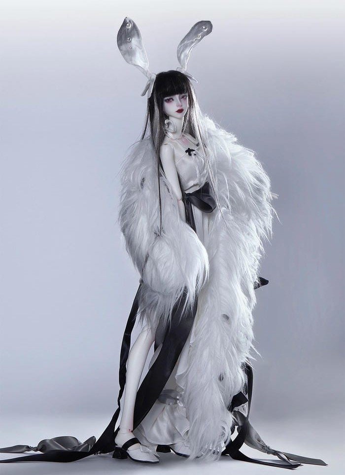 ma nữ cosplay trắng