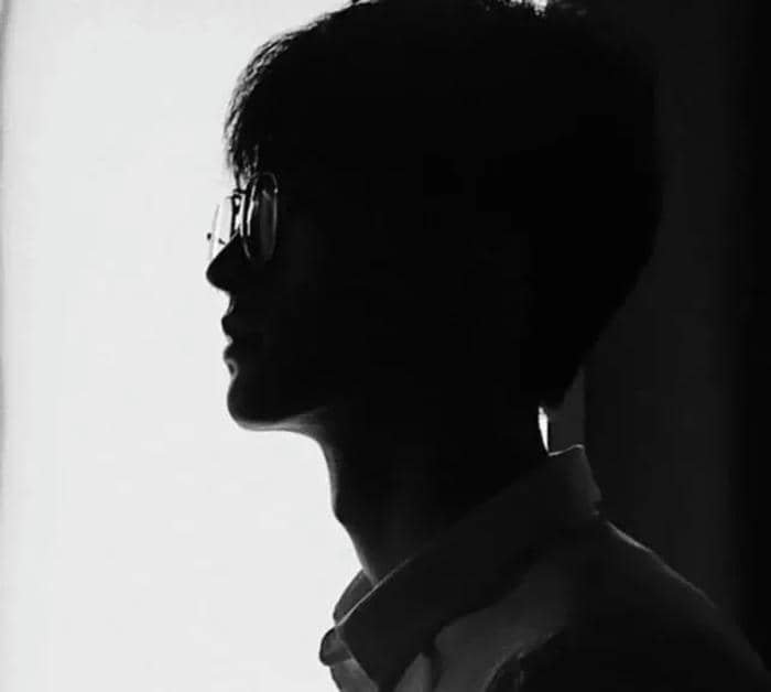 phong cách tĩnh lặng avatar đen trắng