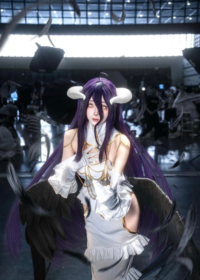 Albedo cosplay với tạo hình thanh lịch và cuốn hút