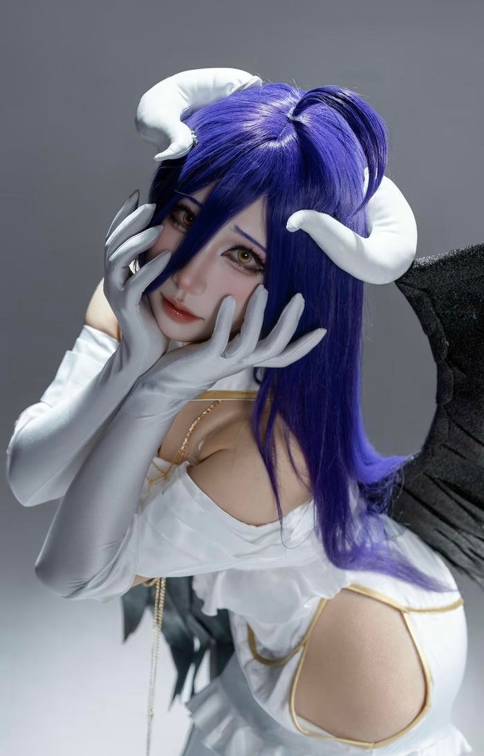 Ảnh albedo cosplay được chăm chút về phụ kiện
