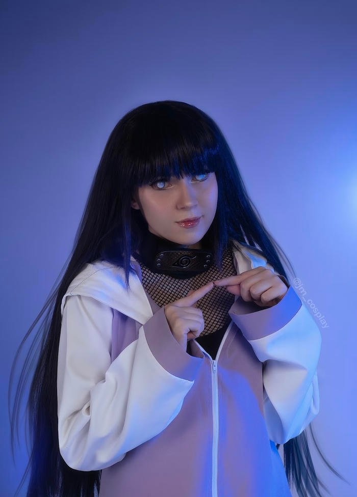 Ảnh cosplay hinata được thể hiện qua ánh mắt dè dặt