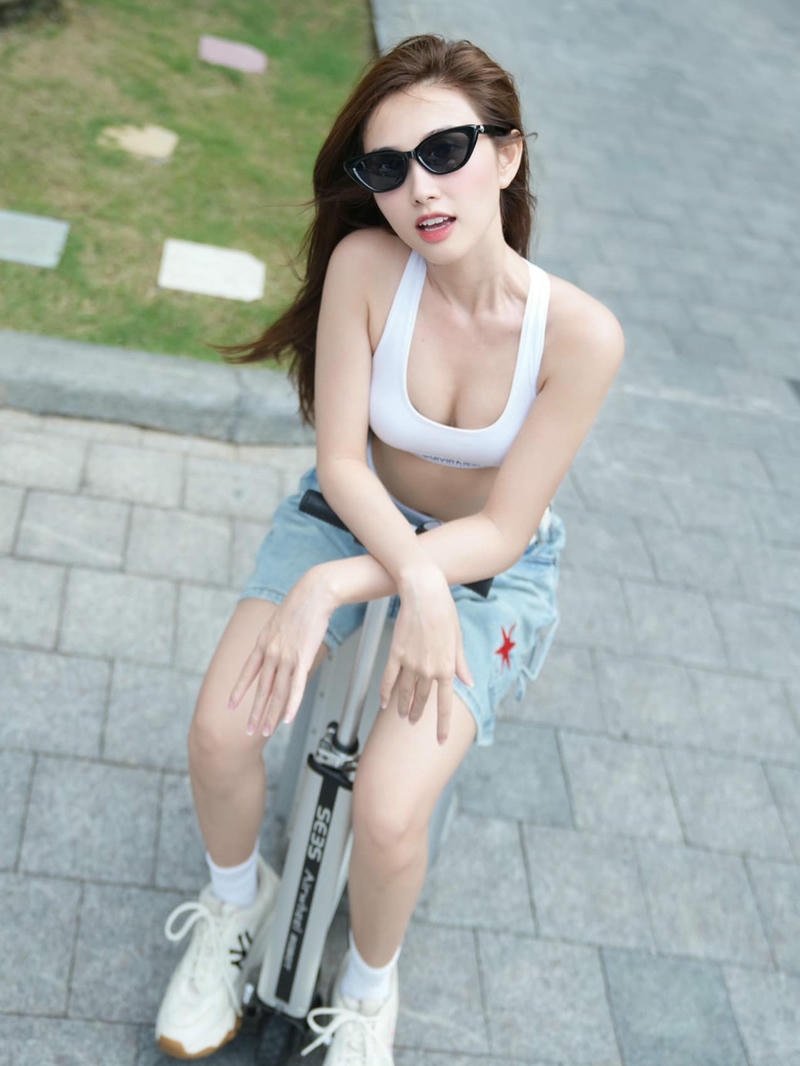 Bikini sexy Ảnh Thanh Mèo chụp ngoài trời