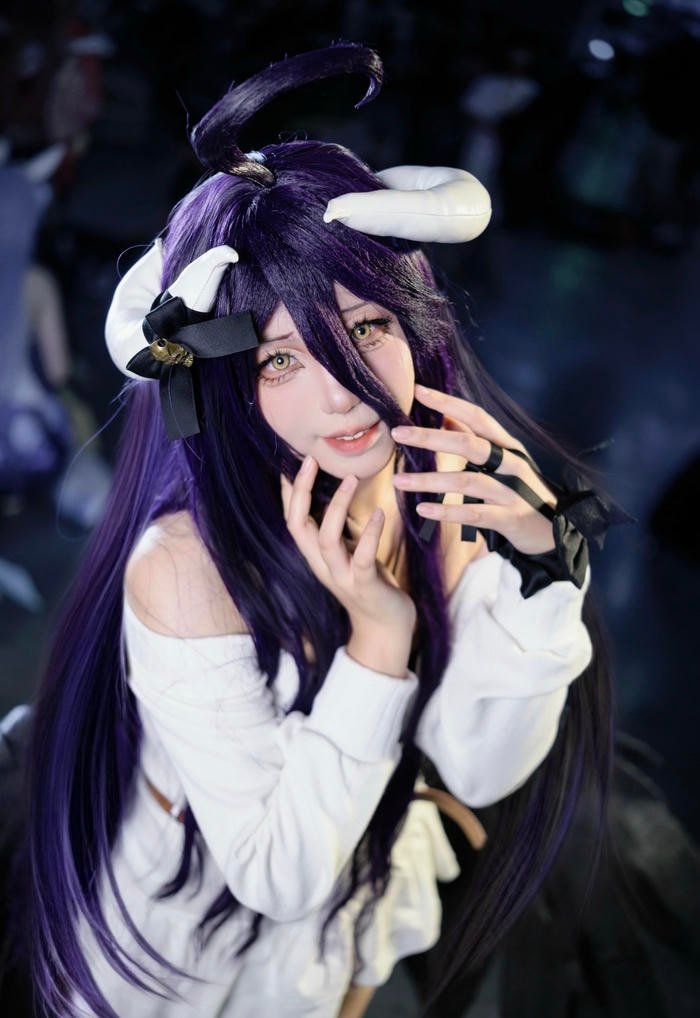 Bức ảnh albedo cosplay có bố cục hài hòa