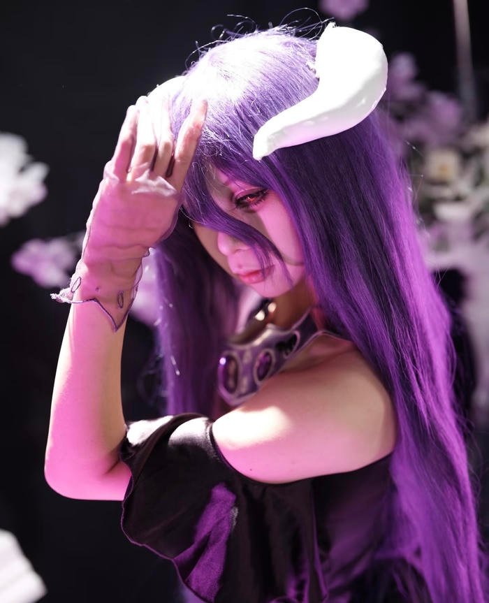 Bức hình albedo cosplay với trang phục chi tiết ấn tượng