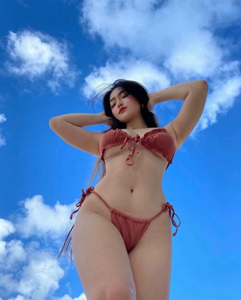 Gái xinh mặc bikini phong thái trẻ trung năng động