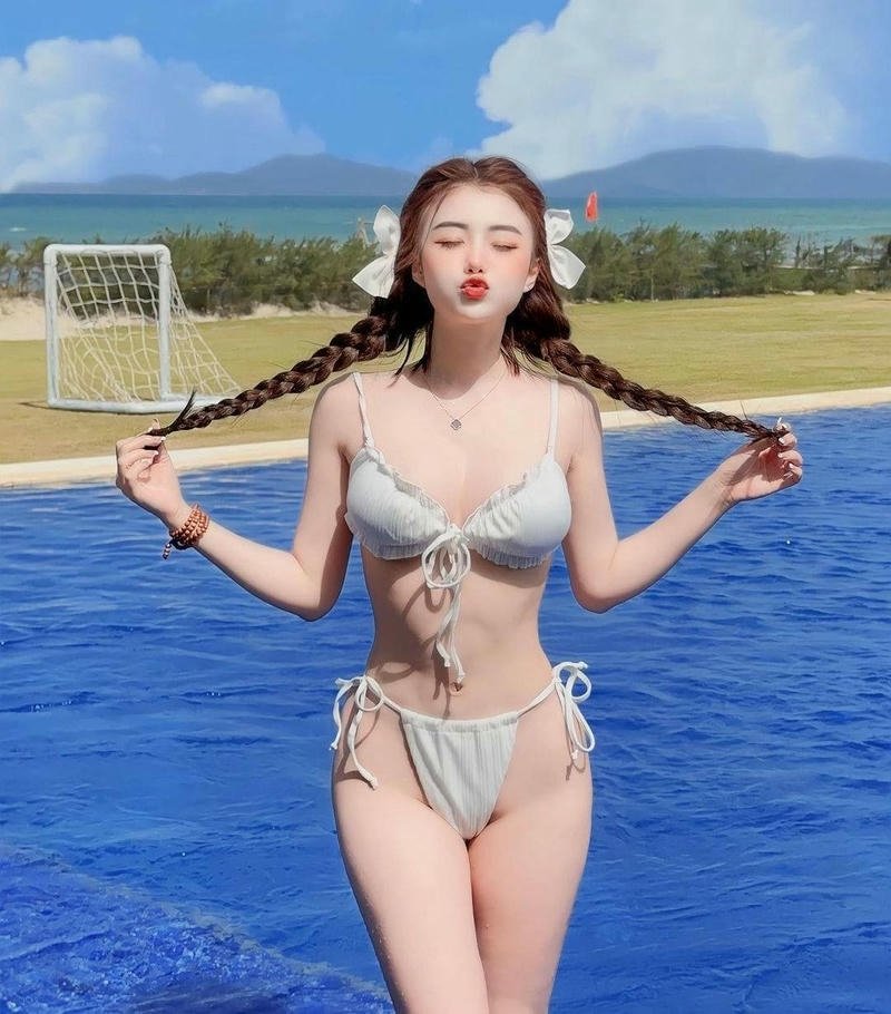 Gái xinh mặc bikini thời trang biển tinh tế cao