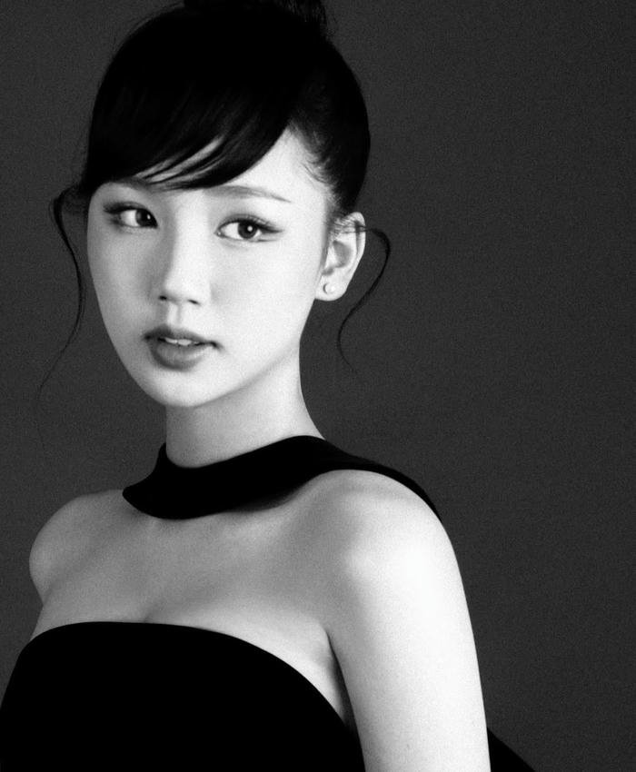 Hình Amee sexy váy đen ánh nhìn mềm