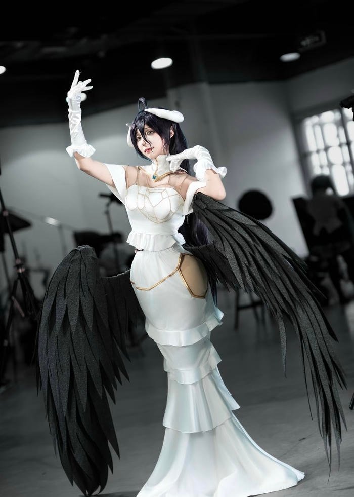 Hình albedo cosplay với mái tóc sáng thu hút