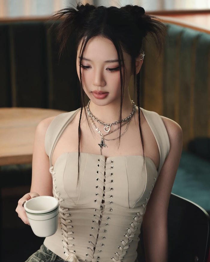 Hình ảnh Amee sexy váy dáng ôm gọn