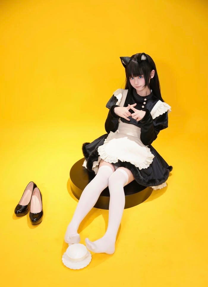 Hình ảnh cosplay maid thể hiện sắc thái êm dịu hài hòa