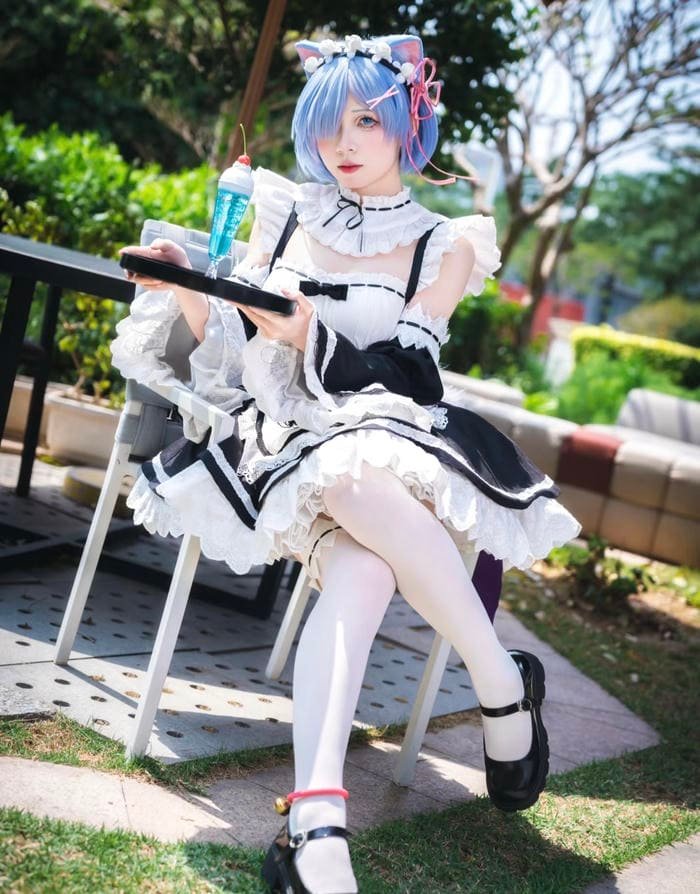 Hình ảnh cosplay maid thể hiện thần thái dịu dàng nhẹ nhàng
