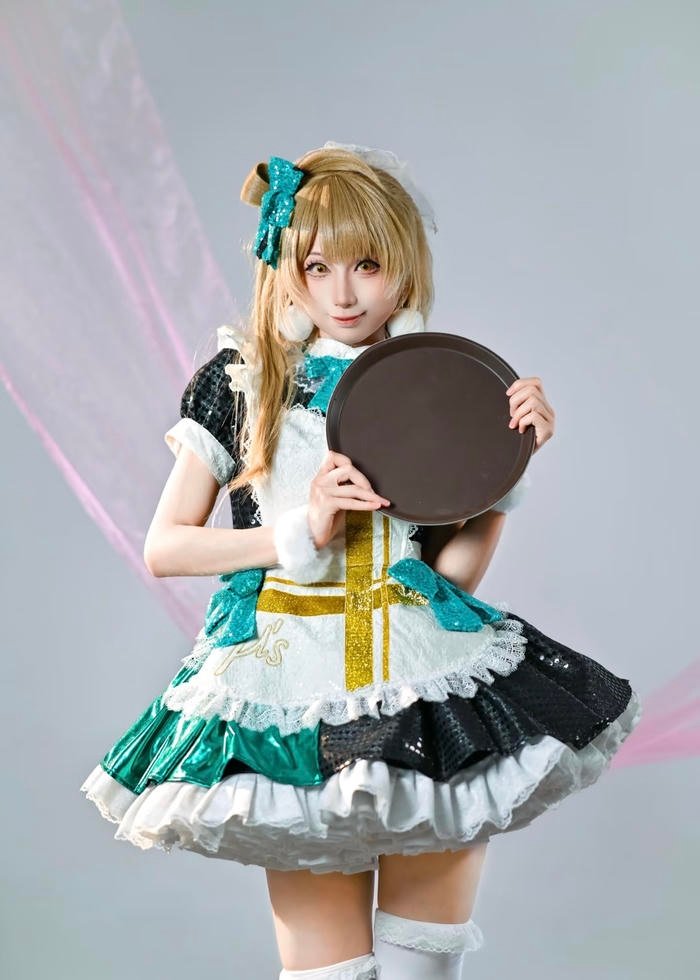 Hình ảnh cosplay maid thể hiện trạng thái dịu ngọt dễ chịu
