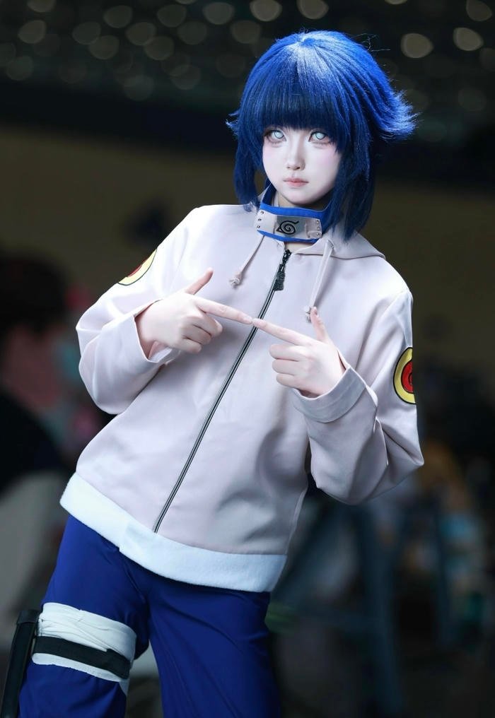 Hình cosplay hinata thể hiện cảm xúc trầm ổn