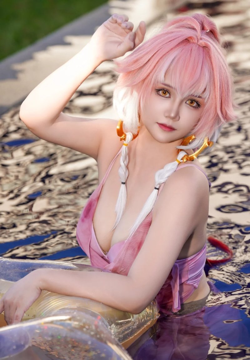 cosplay vú to với trang phục cá tính hiện đại
