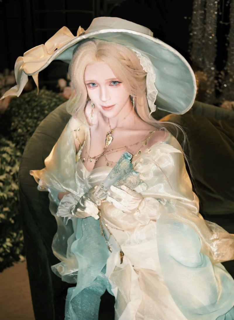 hình đẹp cosplay vú to thần thái tự tin