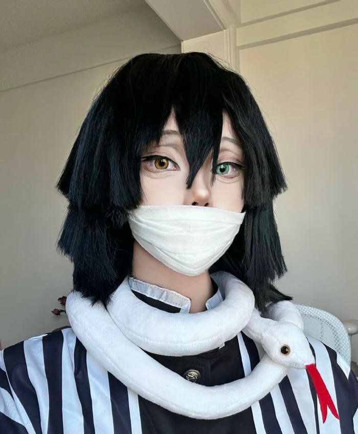 Ảnh cosplay kimetsu no yaiba với biểu cảm tàn khốc