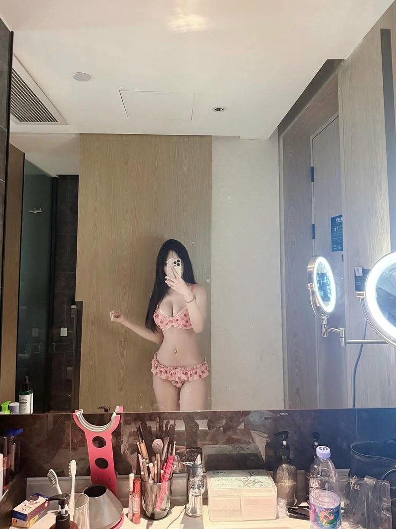 Ảnh khe vú căng tròn mời gọi