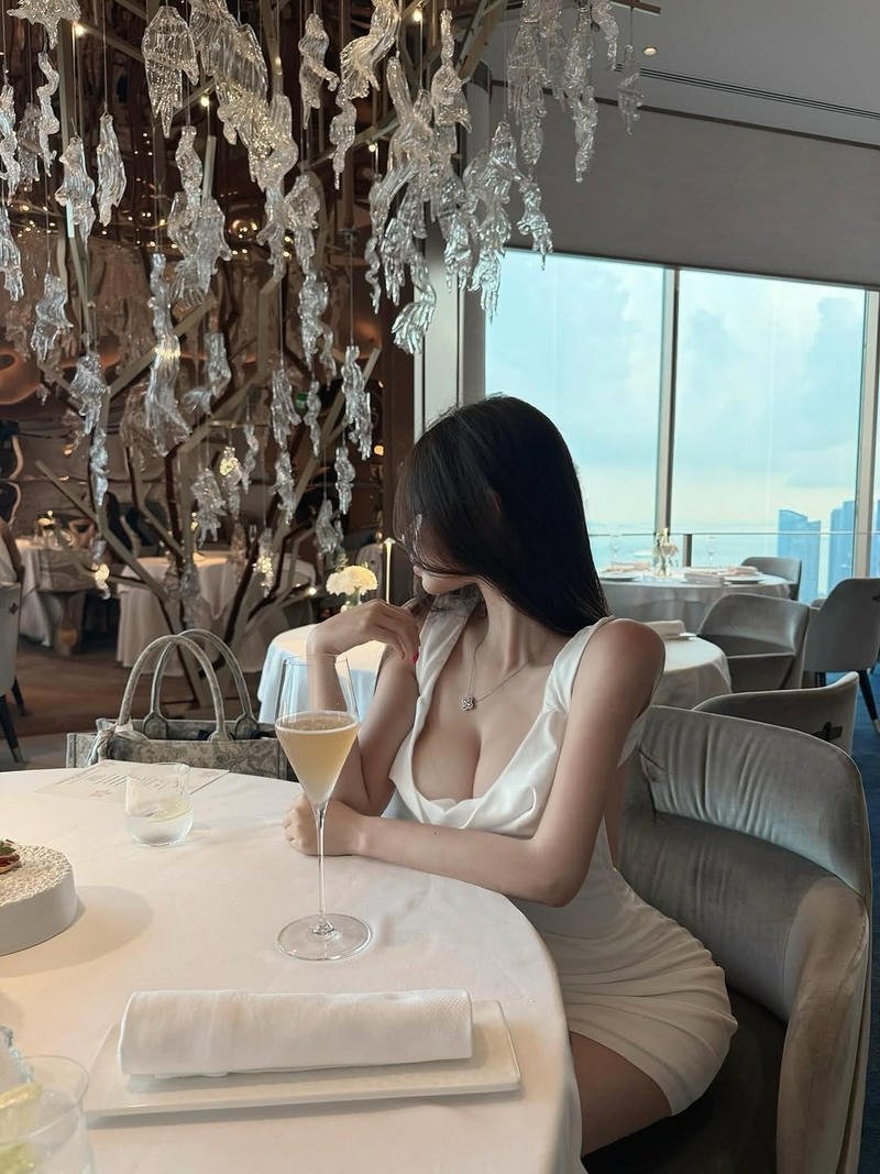 Ảnh khe vú hé lộ làm cặc cứng