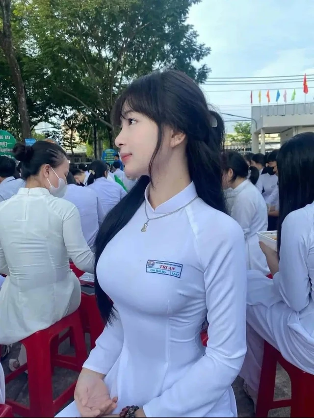 Ảnh sex áo dài xinh xắn vú to khiêu gợi
