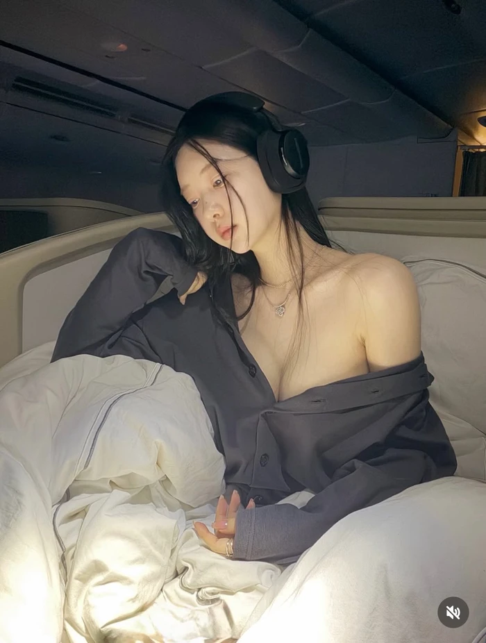 Gái Thái khoe vú bự gợi cảm