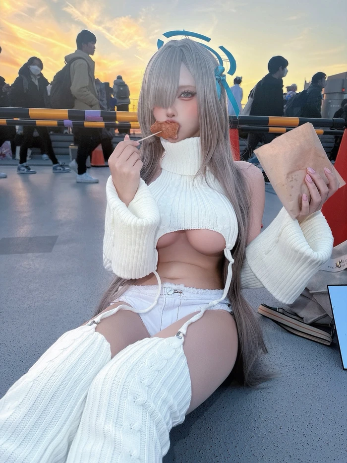 Gái teen cosplay lột đồ không che