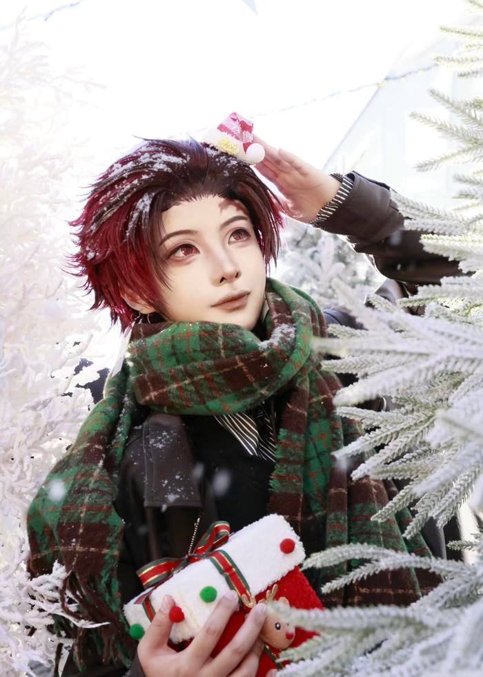 Hình ảnh cosplay kimetsu no yaiba thể hiện cảm xúc mãnh liệt
