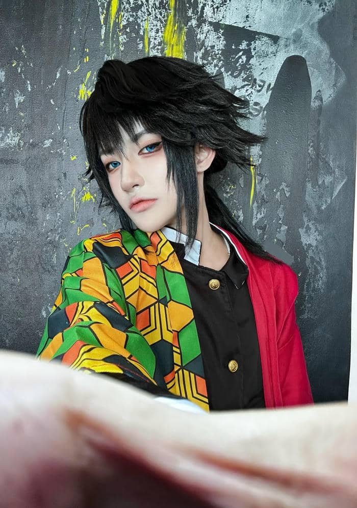 Hình ảnh cosplay kimetsu no yaiba thể hiện phong thái quyết đoán
