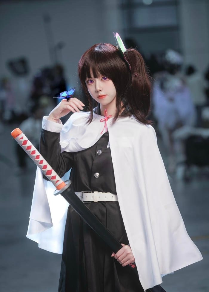 Hình ảnh cosplay kimetsu no yaiba thể hiện trạng thái đanh thép