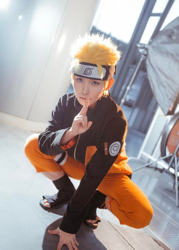 Hình ảnh cosplay naruto thể hiện trạng thái chủ động vững vàng