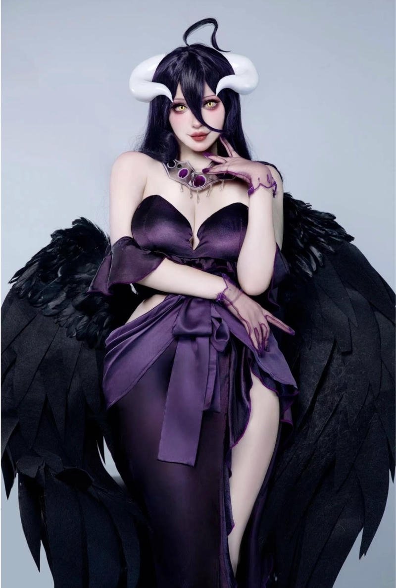 Albedo cosplay cùng cánh đen rộng phía sau lưng