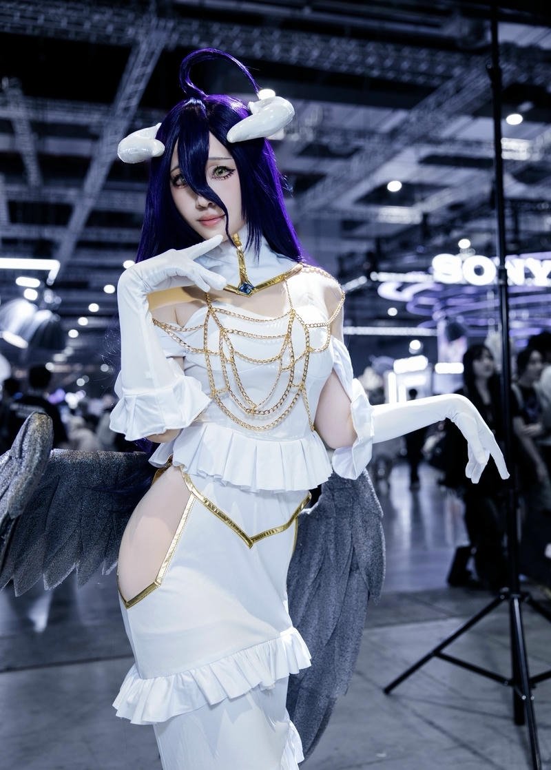 Albedo cosplay gợi lên vẻ đẹp bí ẩn của Overlord