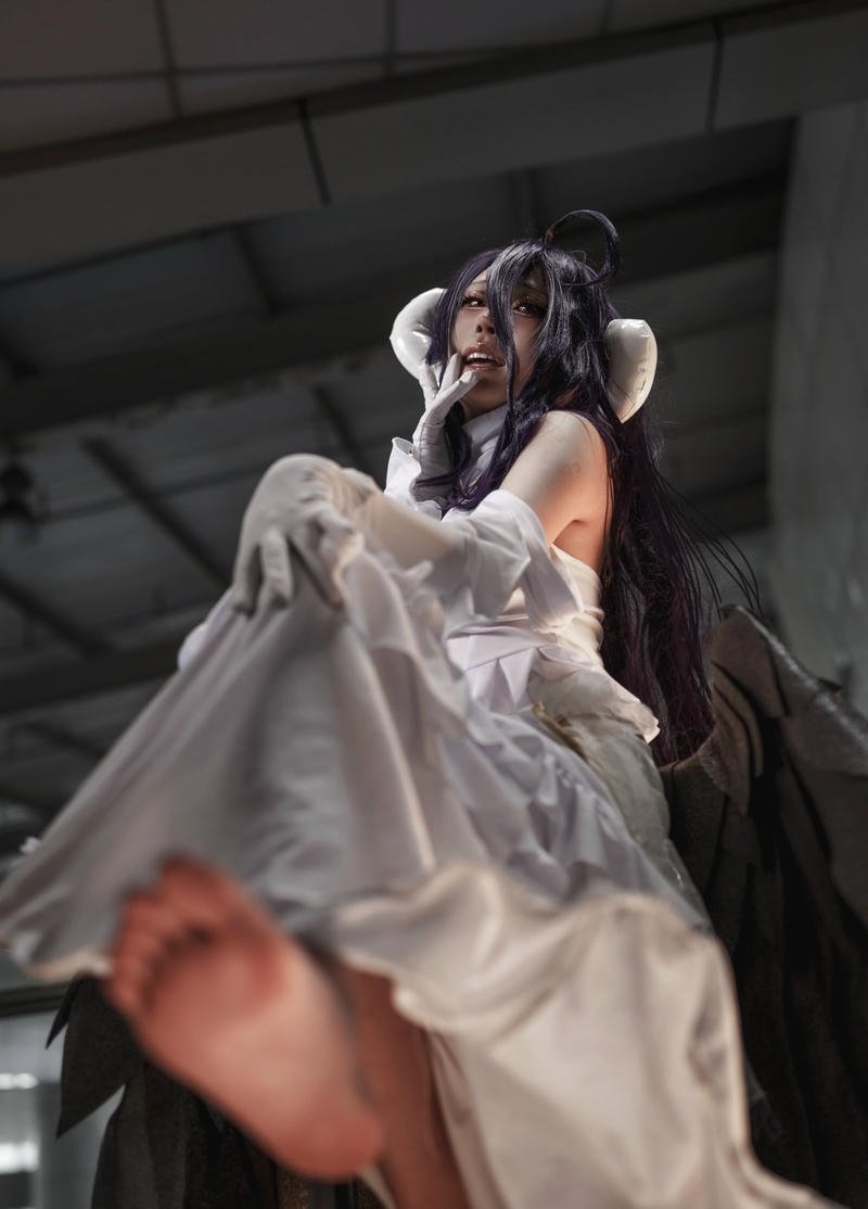 Albedo cosplay nổi bật với đôi sừng màu trắng