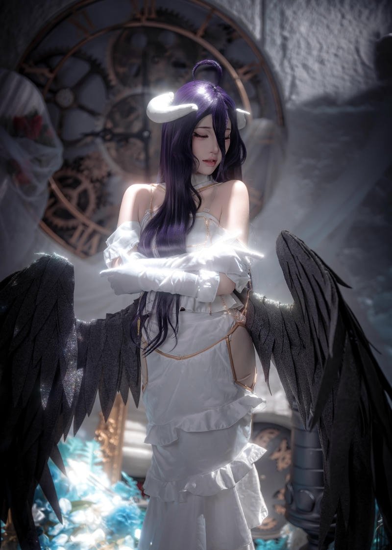 Albedo cosplay thể hiện nữ quỷ quyến rũ trong anime
