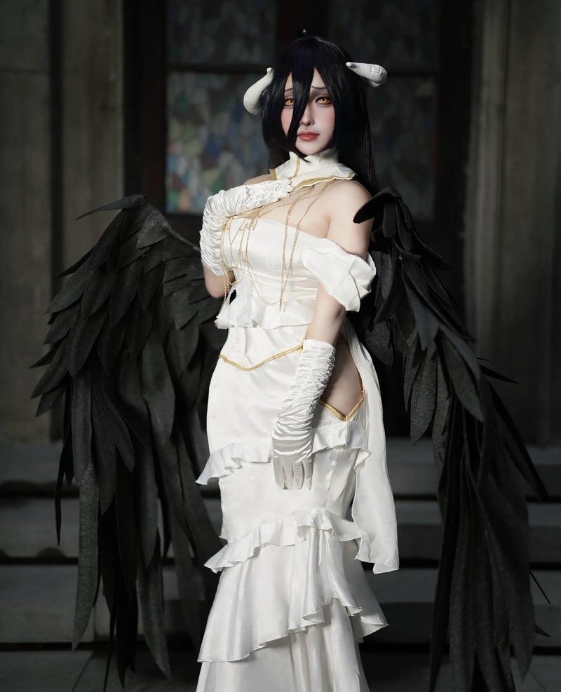 Albedo cosplay thể hiện vẻ đẹp quyến rũ đầy ma lực