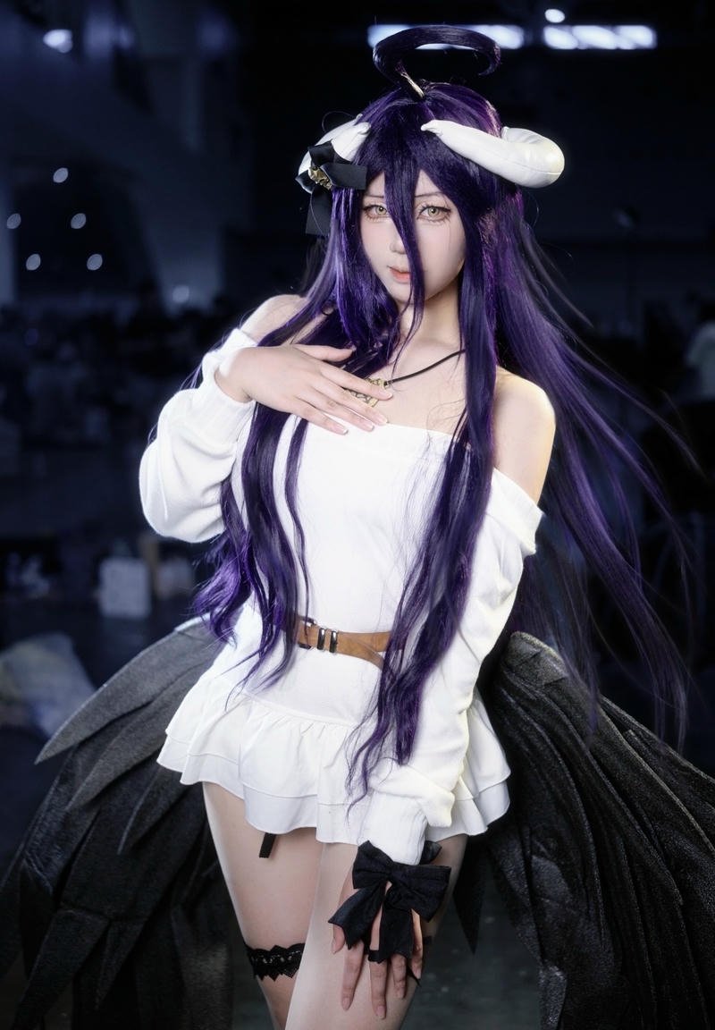 Albedo cosplay với cánh đen lớn tạo cảm giác huyền bí