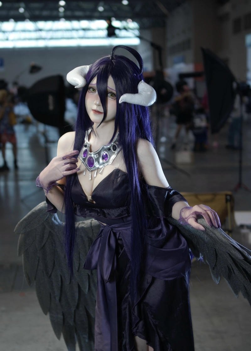 Albedo cosplay với đôi cánh đen rộng đầy ấn tượng