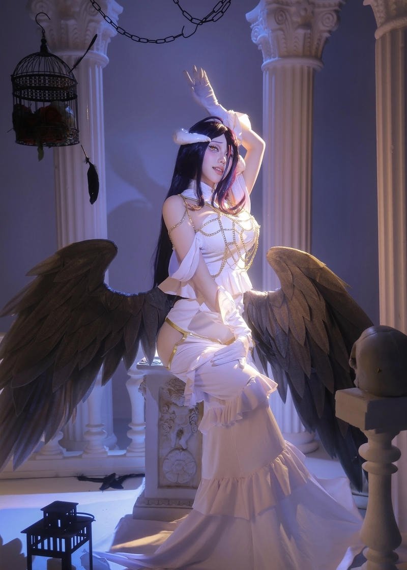 Albedo cosplay với mái tóc dài màu vàng nhạt