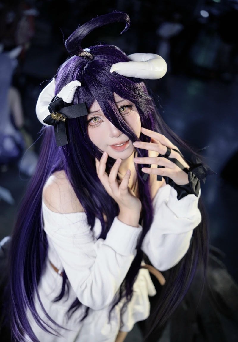 Albedo cosplay với mái tóc sáng dài và nụ cười quyến rũ