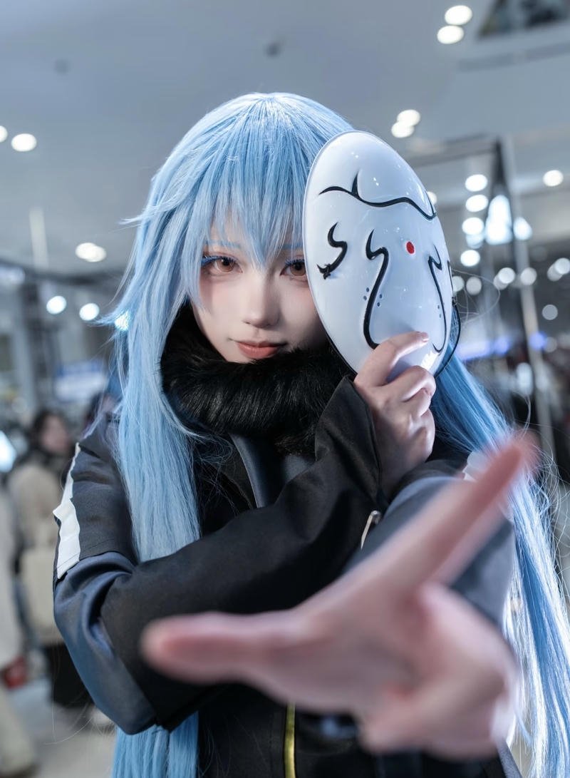 Ảnh Rimuru cosplay với áo choàng dài tối giản